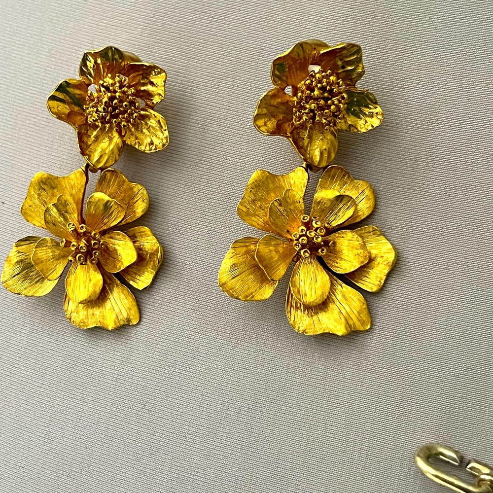 Authentic Oscar de la renta clip on flower gold earrings! 

Like new! $295 w tax